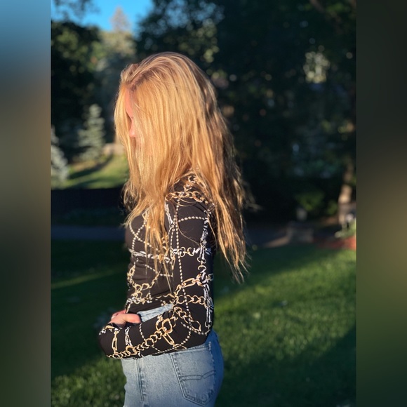 Venus black long sleeve with chain design. - Picture 4 of 5